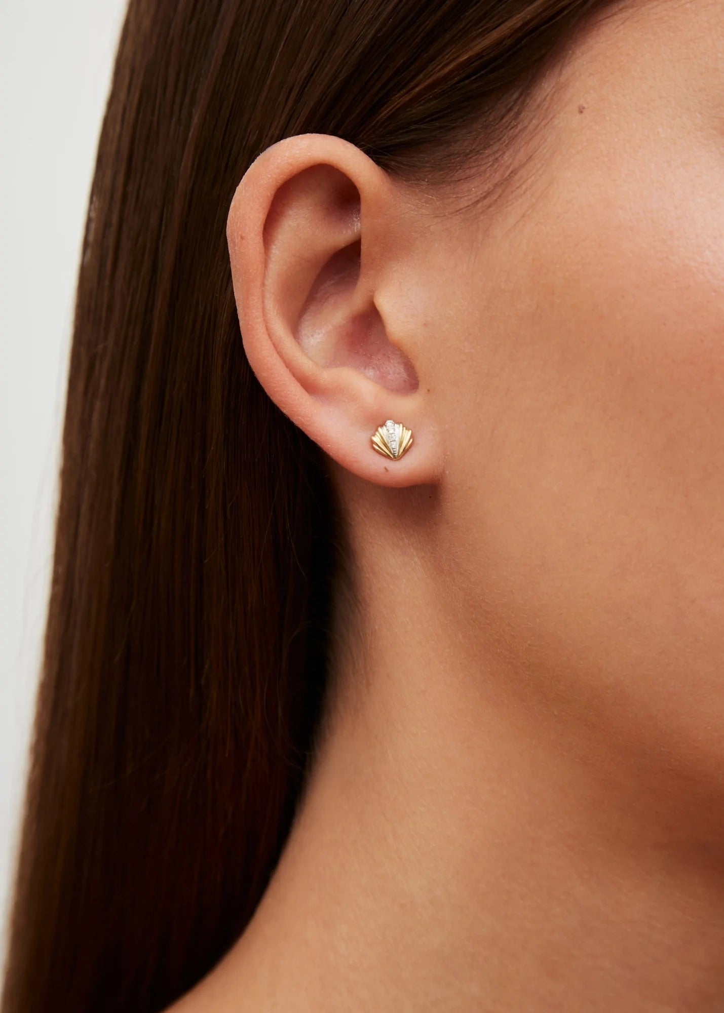 Single Mini Coquillage Shell Earring diamond yellow gold Yvonne Leon tiny gods