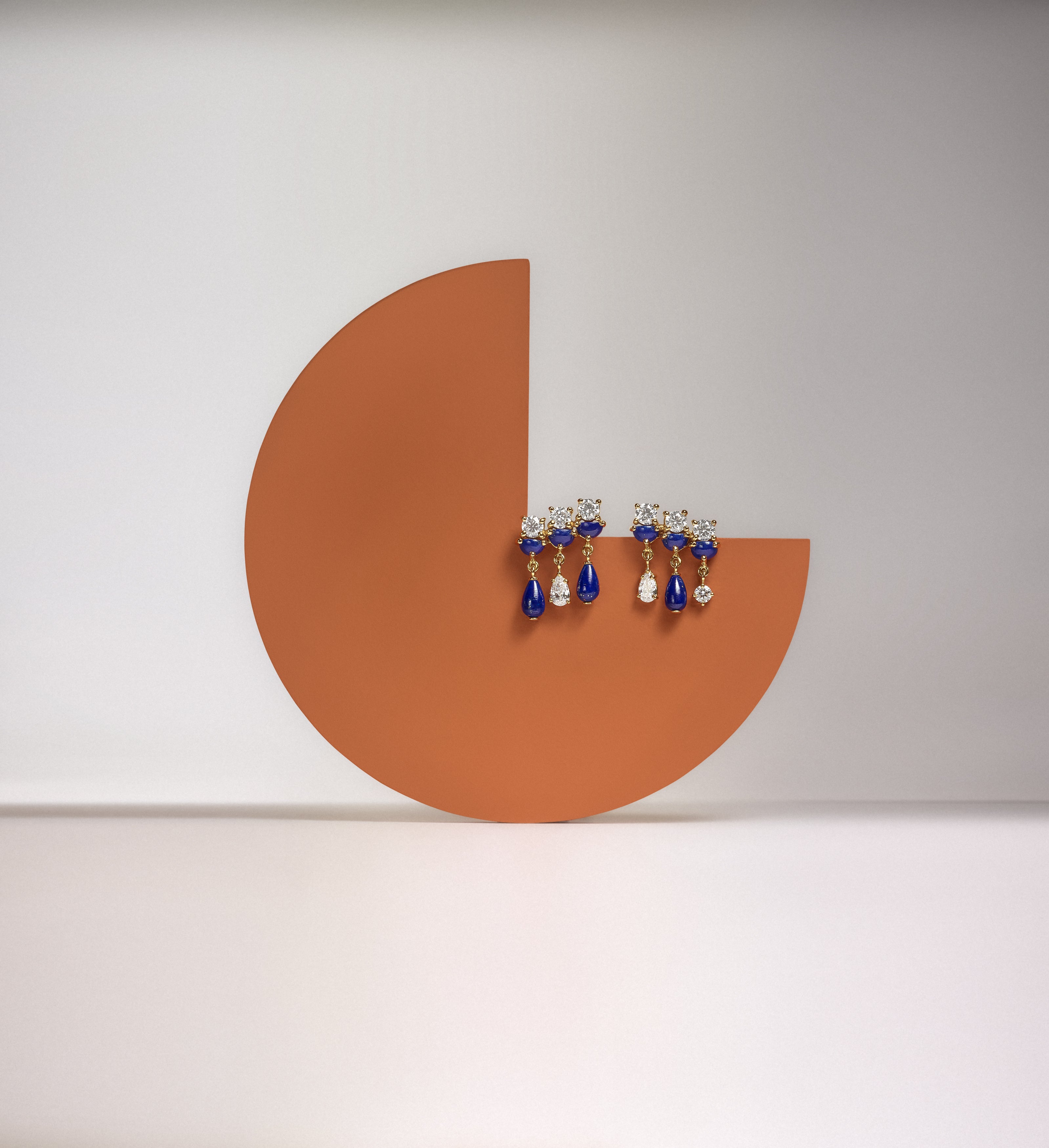 18k yellow gold brincos olivia earrings with diamonds by Sauer Tiny Gods