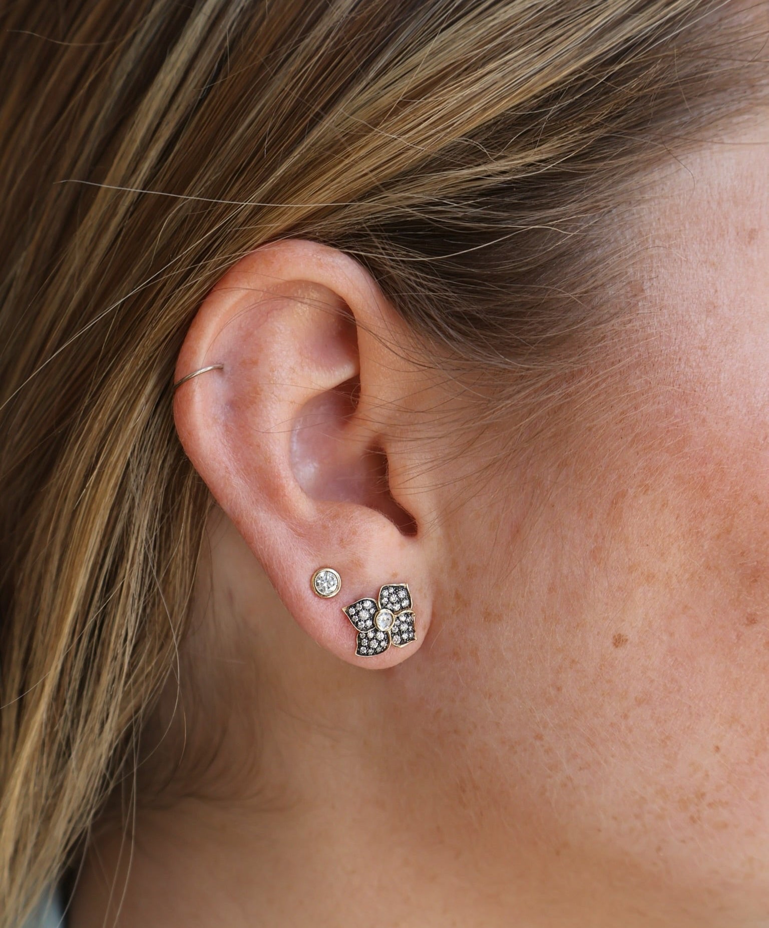 18k yellow gold hail storm piccolo fiori studs with diamonds and black rhodium detail by Sorellina