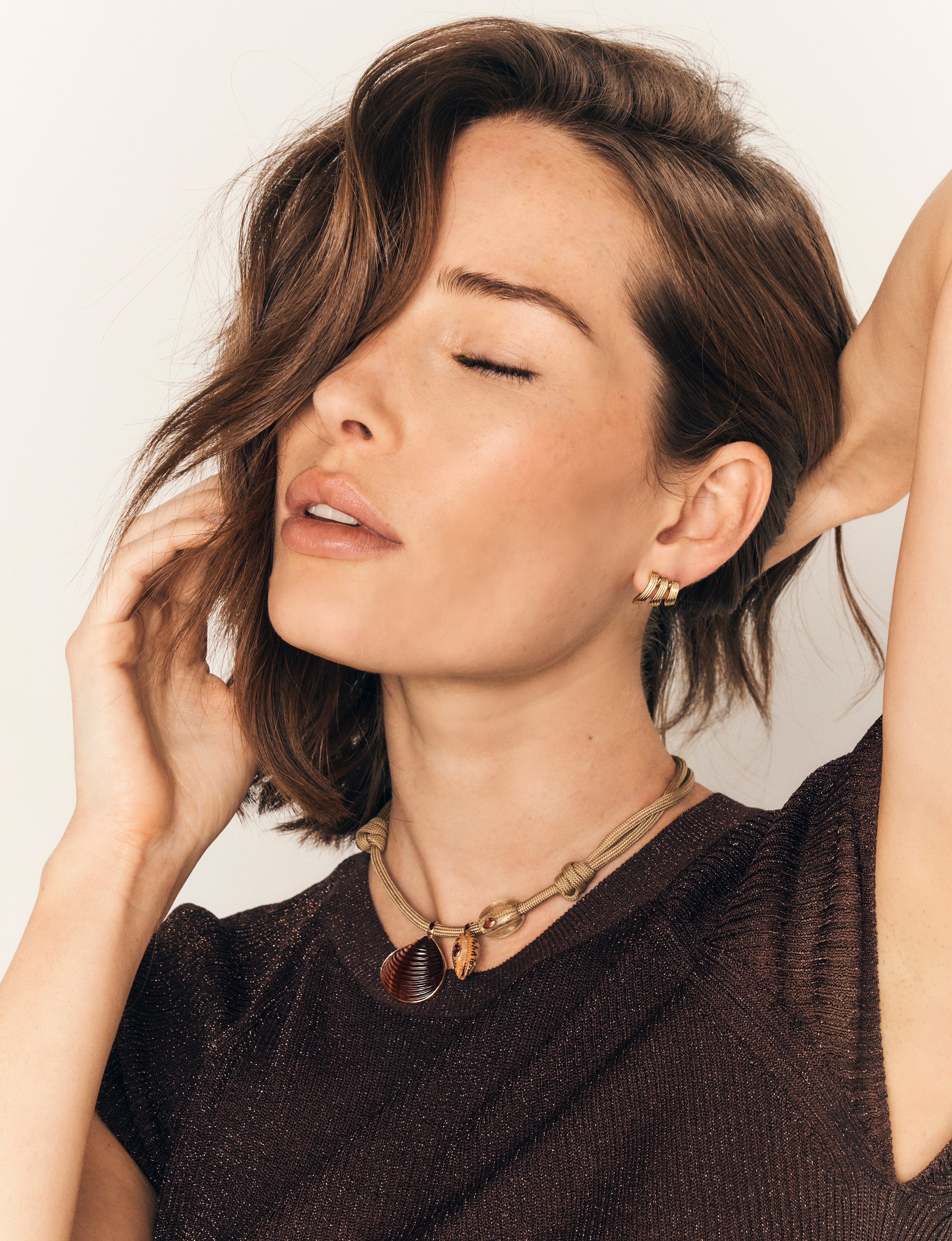 18k yellow gold stream line triple hoop yellow gold Fernando Jorge tiny gods earrings huggies on model