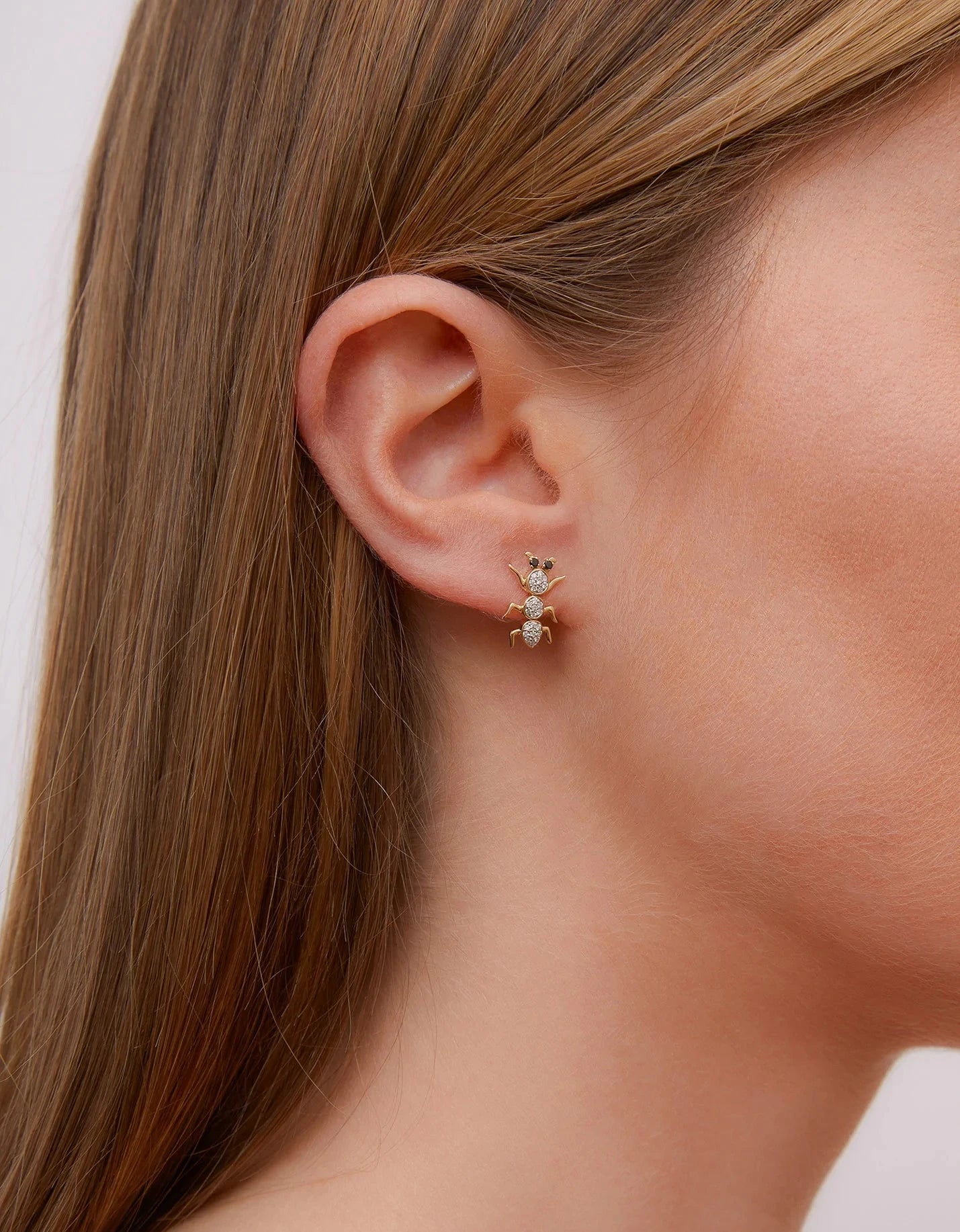 9k yellow gold grey and black diamond boucle D'oreille forumi ant stud by Yvonne Leon Tiny Gods 