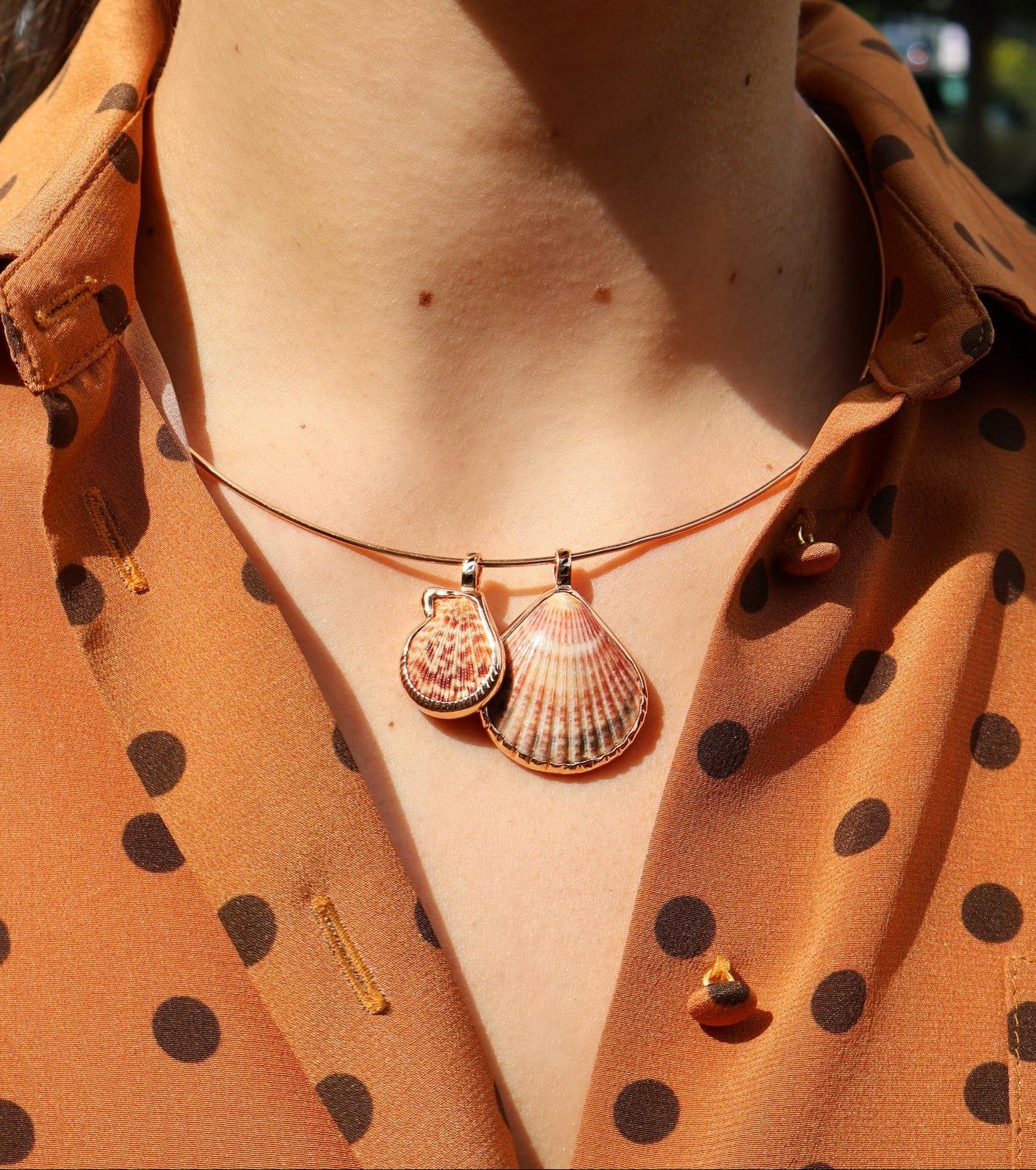 18k rose gold petite clam shell pendant black fin enamel Sara Beltran Dezso Tiny Gods 