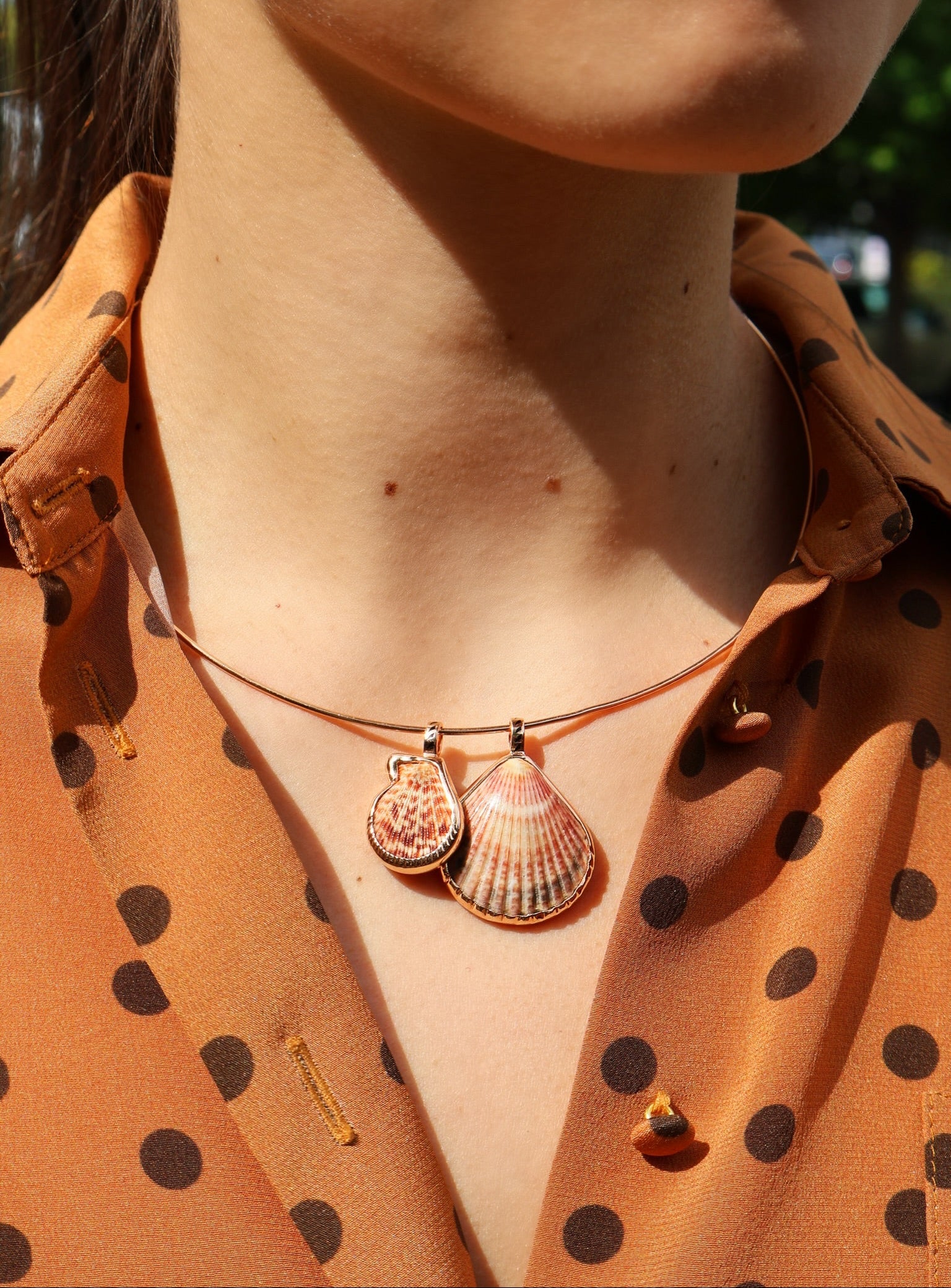 18k rose gold grande clam shell pendant black fin enamel Sara Beltran Dezso Tiny Gods 