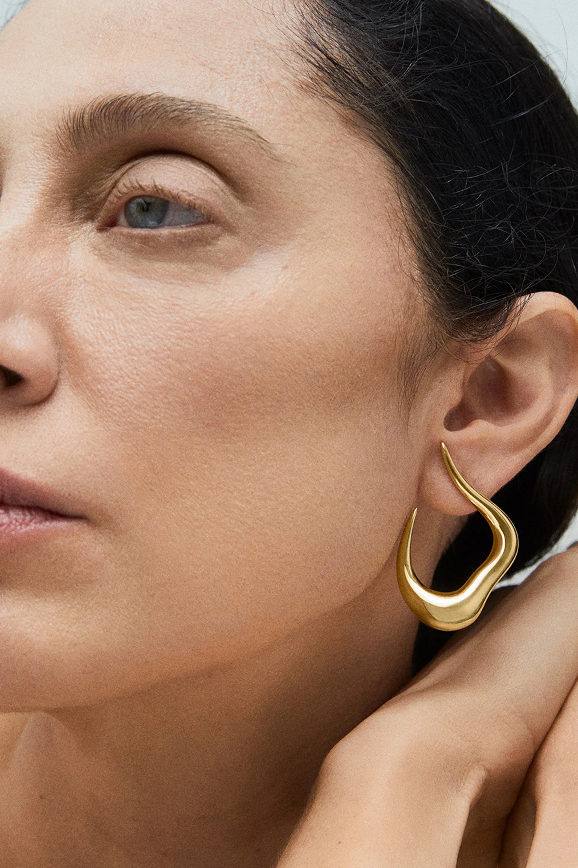 18k yellow gold bold stream open earrings Fernando Jorge Tiny Gods 