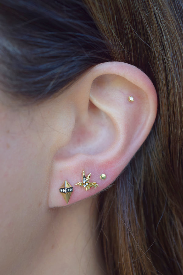 The Pietra Stud 18 K yellow gold pyramid earring Sorellina x Stephanie Anders tiny gods on model